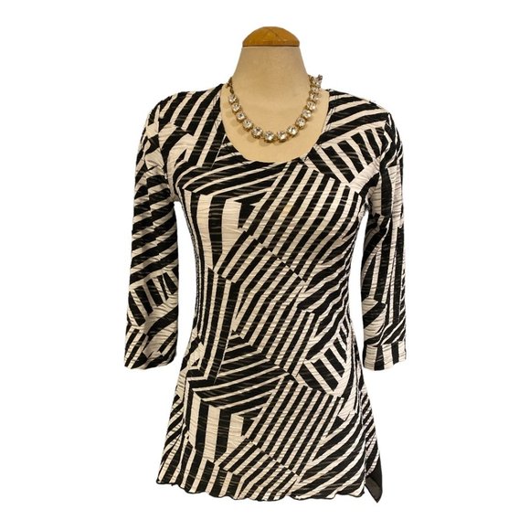 LANA SPORT Petite🇨🇦 Top Sz Medium Black & White Urban Geo Stripes 3/4 Sleeves - Picture 5 of 8